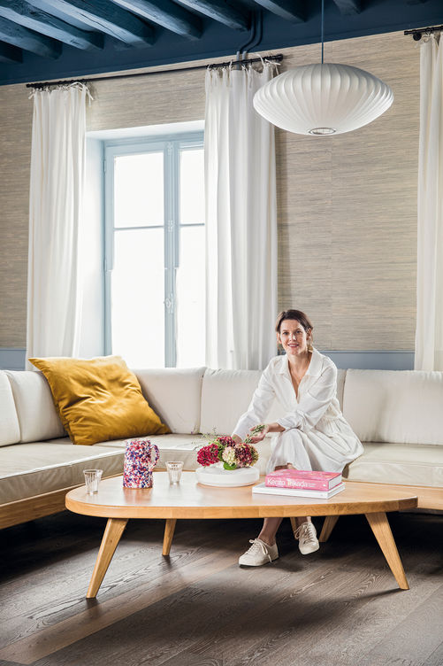 Designerin Gesa Hansen gehört zur Elite der deutschen Möbel- und Interior Designer. Sie studierte an der Bauhaus-Universität in Weimar und an der Nagoya University of Arts in Japan. Schon früh arbeitete sie an renommierten Adressen – unter anderem bei Jean Nouvel und H5 in Paris. 2009 gründete sie ihr eigenes Design Label «The Hansen Family» und eröffnete 2011 mit Pascaline Feutry und Aï Bihr das Interior Design Studio «HFB Studio» in Paris und New York. Die Leidenschaft für den Werkstoff Holz wurde ihr quasi in die Wiege gelegt: Ihr dänischer Urgrossvater war Architekt, ihr Vater ist Inhaber der deutschen Möbelbaufirma Hans Hansen.