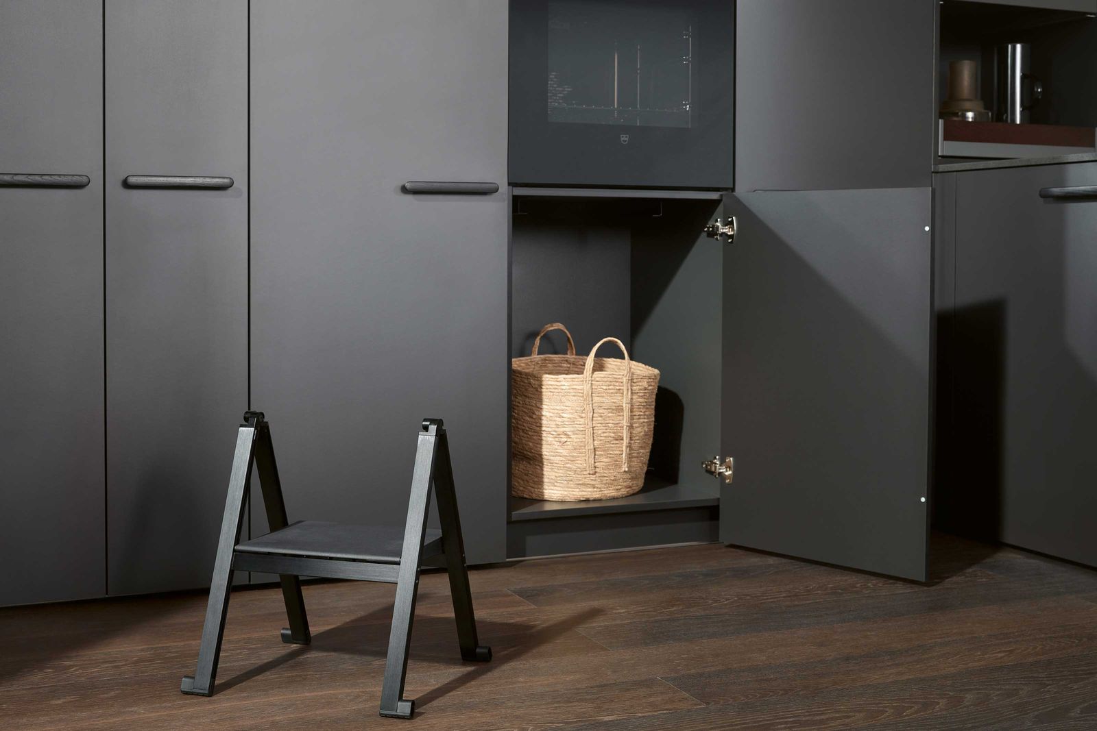 Putzen beginnt mit Ordnung: Mit passenden Tablaren, Zusatzhaken und Regalen wird der Platz optimal genutzt.