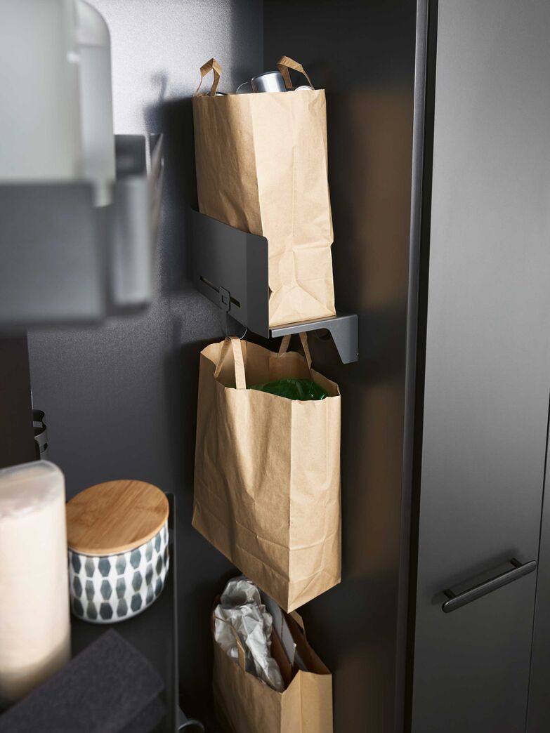 Putzen beginnt mit Ordnung: Mit passenden Tablaren, Zusatzhaken und Regalen wird der Platz optimal genutzt.