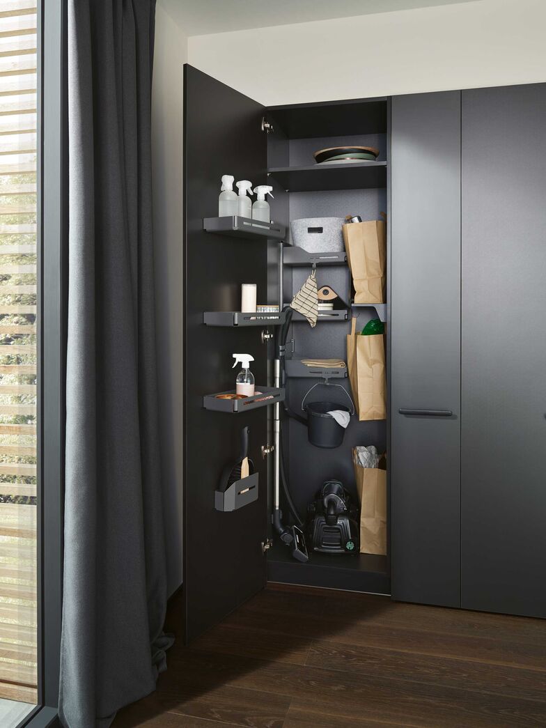 Putzen beginnt mit Ordnung: Mit passenden Tablaren, Zusatzhaken und Regalen wird der Platz optimal genutzt.