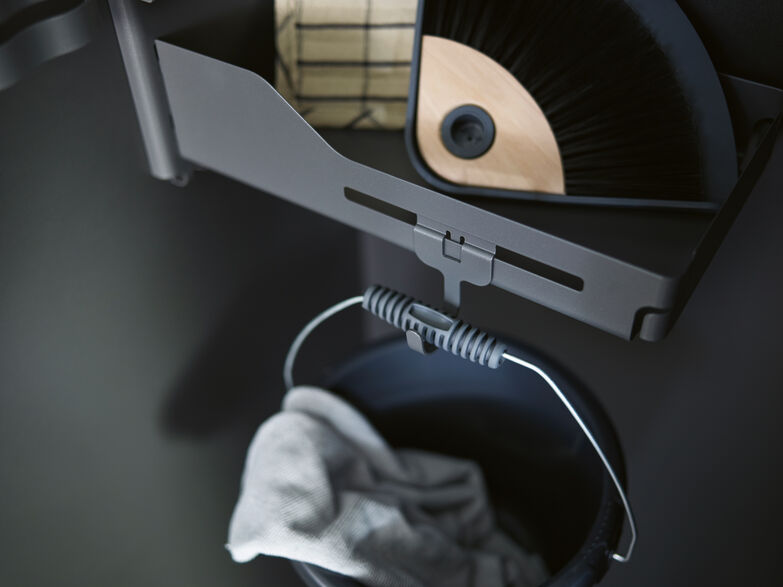 Putzen beginnt mit Ordnung: Mit passenden Tablaren, Zusatzhaken und Regalen wird der Platz optimal genutzt.