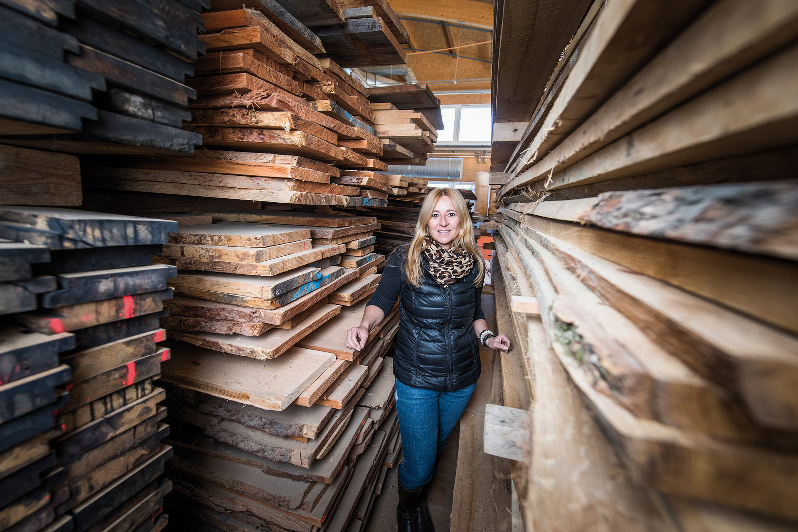 Susann Schmid, Firmenchefin in 4. Generation: «Holz behandeln wir als kostbarstes Material! Unsere Fähigkeit, aus einem Naturprodukt etwas Schönes herzustellen, ist aussergewöhnlich und einzigartig. Jeden Parkett gibt es nur einmal – jedem Kunden seinen Parkett!».