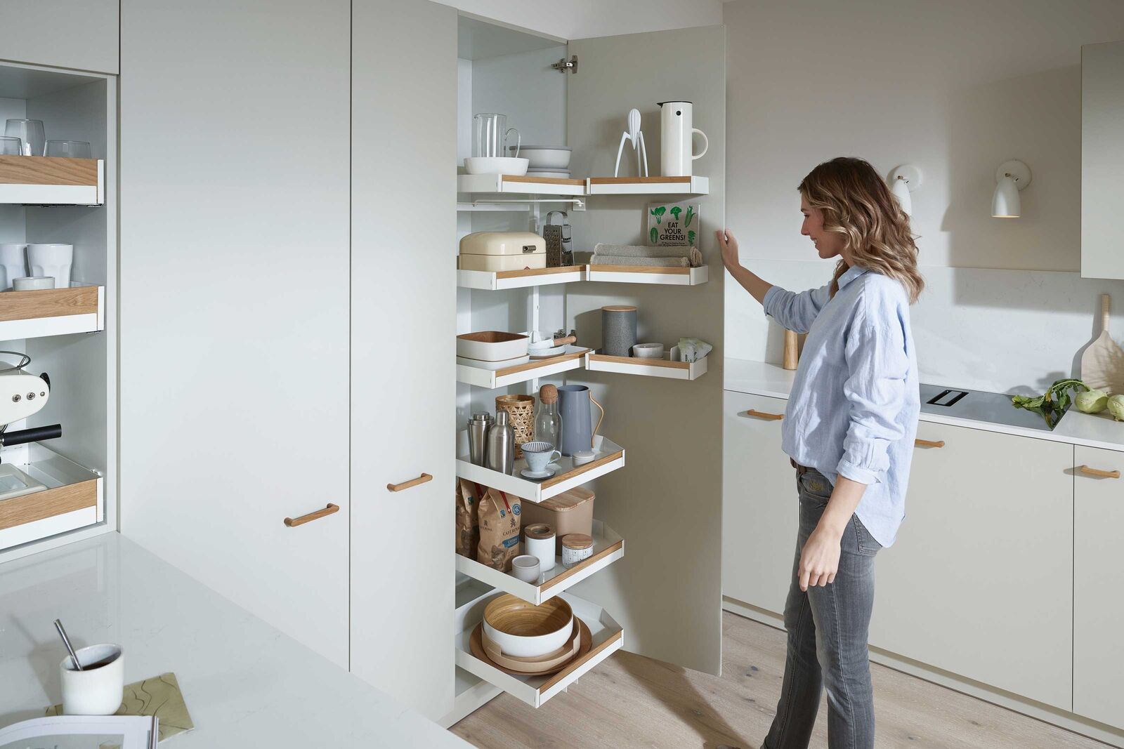 Alles gut erreichbar: Mit dem Hochschrankauszug «Pleno Maxi» wird der Platz im Schrank optimal ausgenutzt und alles, auch weit oben und hinten Gelagertes, ist gut erreichbar. Beim Öffnen des Schrankes fahren alle Tablare gleichzeitig aus dem Möbel und präsentieren den Inhalt. In der Version «plus» sind die oberen Tablare zudem auf Tür und Möbelkorpus verteilt für noch besseren Zugriff. Peka-Metall AG, www.peka.com