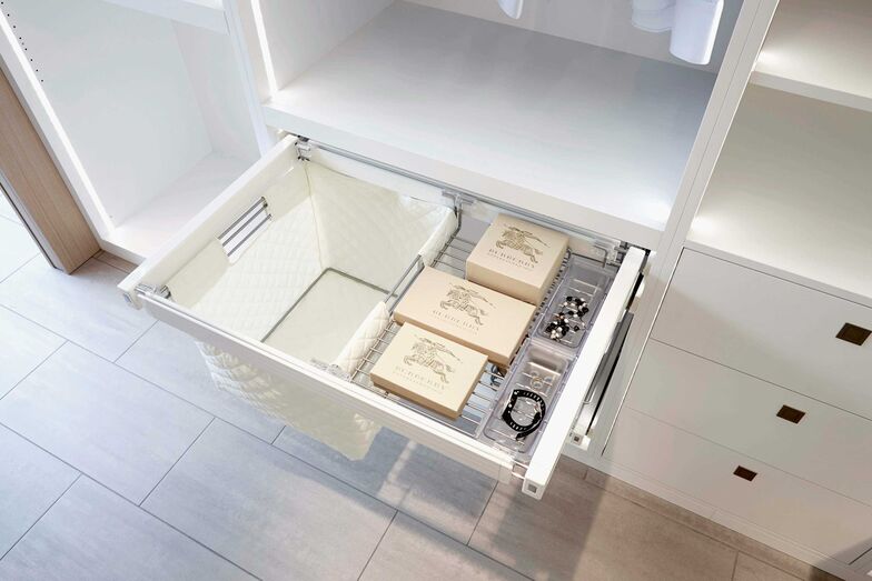 Kleiderschrank nach Mass. Movanorm AG.