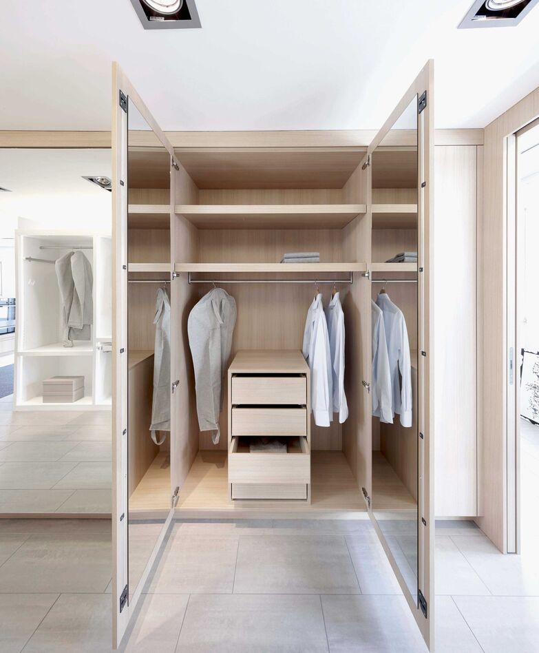 Kleiderschrank nach Mass. Movanorm AG.