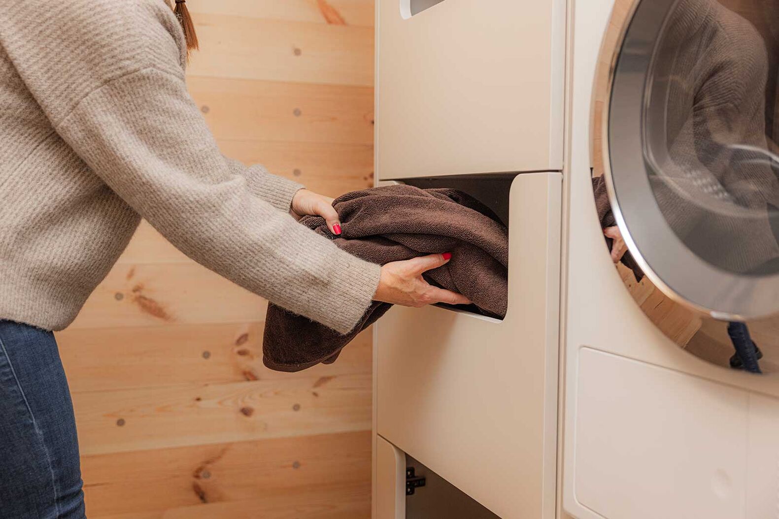 Massgefertigte Schranklösungen für die Waschküche von der Alpnach Schränke AG sorgen für Ordnung. Eine clevere Aufteilung schafft ausreichend Stauraum für Schmutzwäsche, Reinigungsmittel und andere Haushaltsutensilien. Rückenschonend waschen wird möglich durch eine ergonomische Platzierung von Waschmaschine und Tumbler. www.alpnachnorm.ch