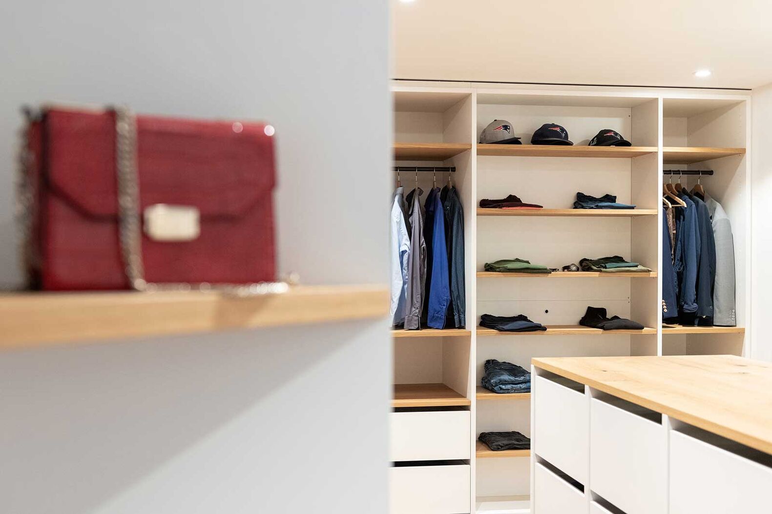 Die Kombination aus Kunstharz (Fronten) und Eiche furniert (Tablare) sorgt für eine einladende Atmosphäre bei der Auswahl des täglichen Lieblingsoutfits. Inspirieren lassen kann man sich in der grossen, barrierfreien Ausstellung in Müllheim/TG, wo sich die Schreinerei Fehlmann bereits seit 1998 auf die Holzverarbeitung für den Wohnraum spezialisiert hat. www.schreinerei-fehlmann.ch