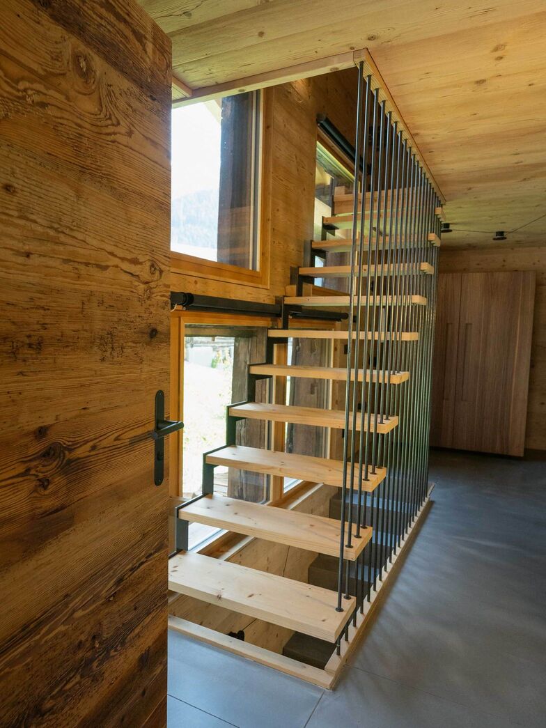 Eine Harfentreppe bringt Leichtigkeit in den Raum. Die Stufen aus Fichte sind an einer abgetreppten Metallwange aus Schwarzstahl befestigt. Keller Treppenbau AG, www.keller-treppen.ch