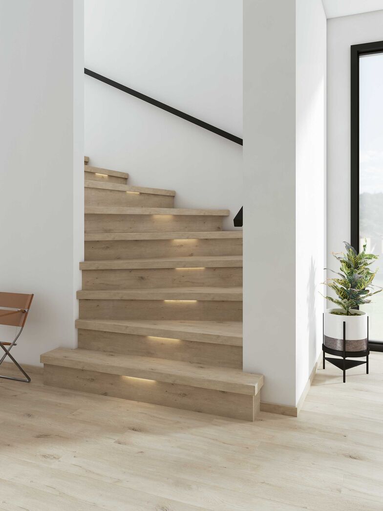 Wie die Bodenbeläge von Coretec, bestehen die Treppen aus unterschiedlichen Schichten, unter anderem Kork, die den Boden respektive die Treppe strapazierfähig, schalldämmend und rutschfest und damit sicher machen. Die Treppe «Forest» ist hier zudem mit einer LED-Beleuchtung bestückt. www.coretecfloors.com