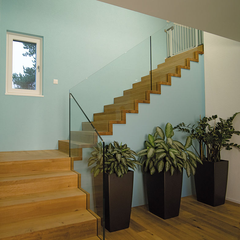 Unterschiedliche Geländer und Materialkombinationen bieten viele Möglichkeiten. Beispiele zeigt die Keller Treppenbau AG in Urtenen-Schönbühl, Baden-Dättwil, Felben-Wellhausen, Nyon und in der Bauarena Volketswil. Keller Treppenbau AG.