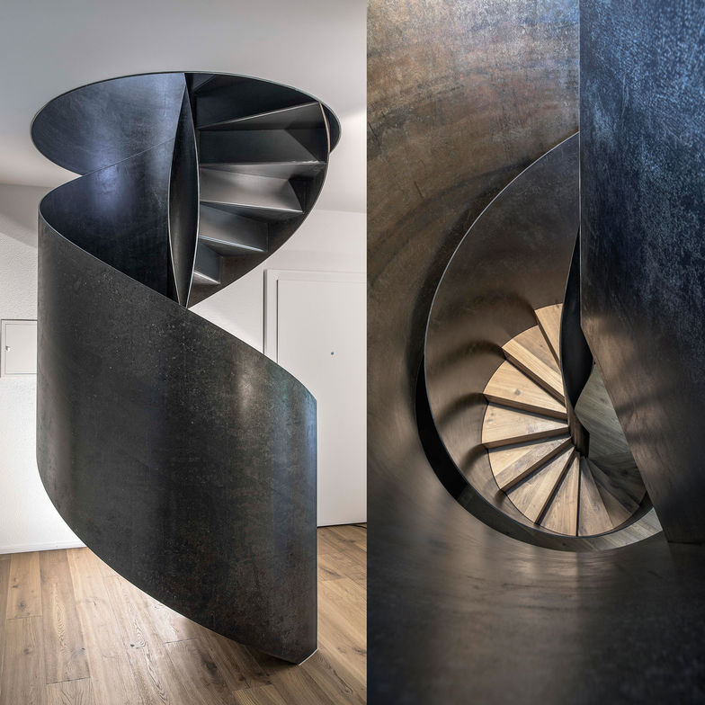 Wendeltreppe in Stahlblech, rustikal geölt. Tritte Parkett Eiche, geölt. Gyger Metallbau AG.