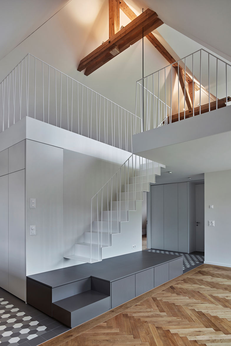 Faltwerktreppe in Stahl, pulverbeschichtet, schalldämmend montiert, mit minimalistischem Staketengeländer. Gyger Metallbau AG.