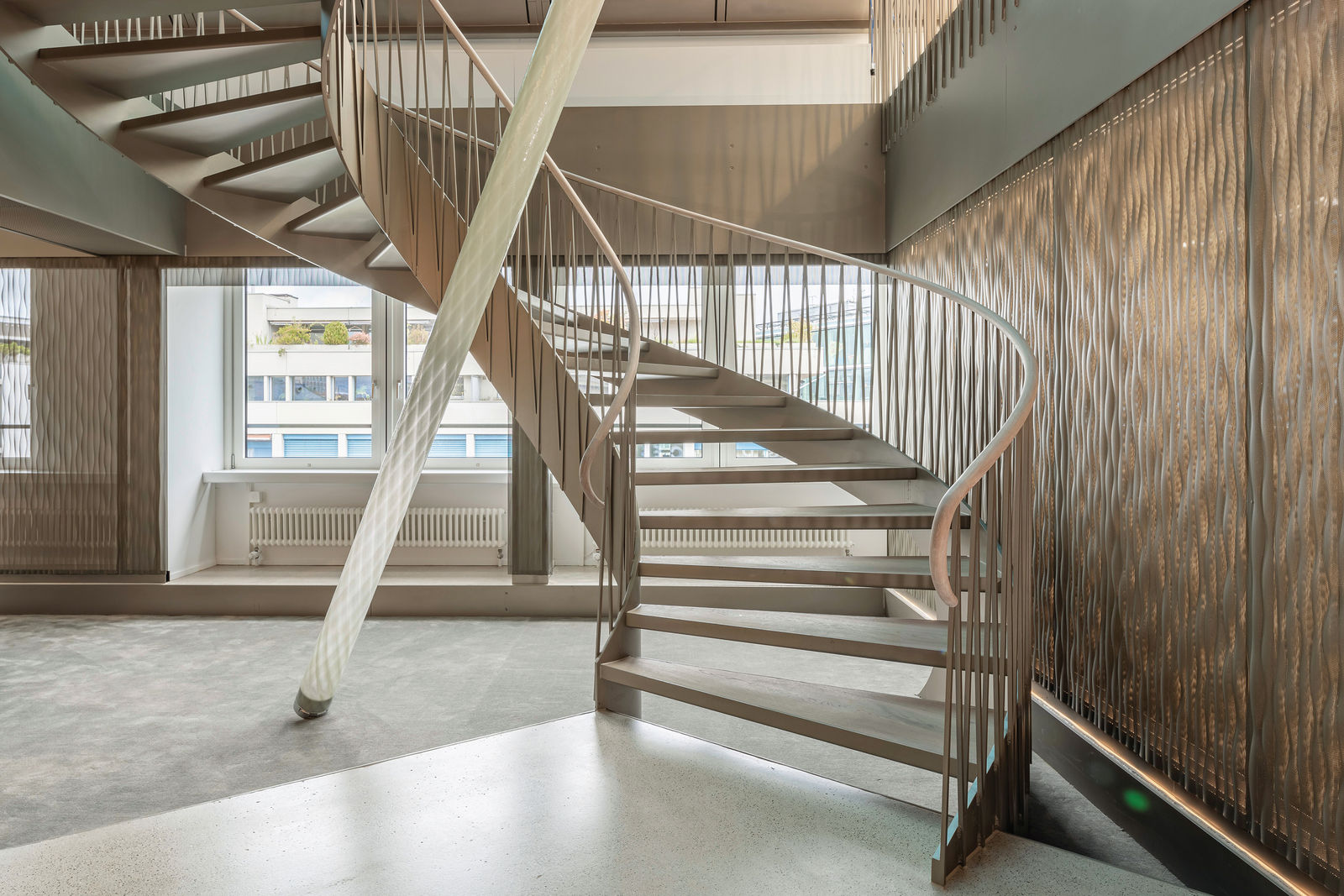 Wangentreppe mit Stabgeländer und Holzhandlauf. Büroausbau Stadt Zürich.