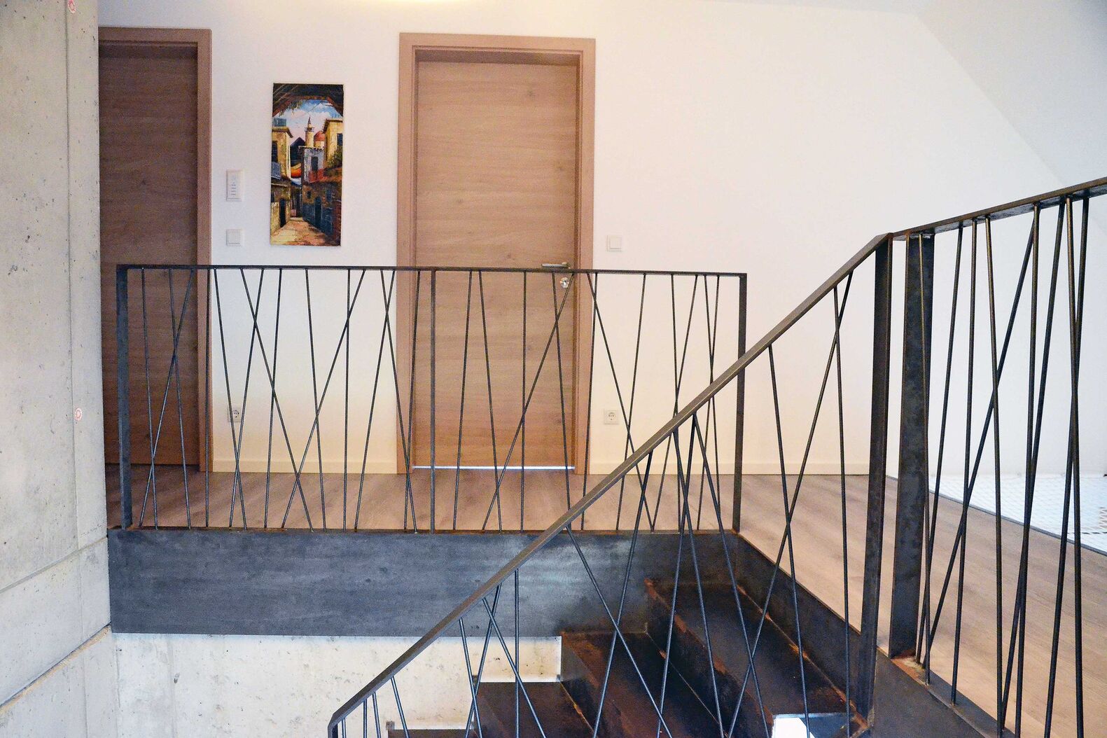 Kreuz und quer: «Geländer 3.0». Die von Flachstahl gerahmten Rundstahlstäbe können beliebig gruppiert werden. Spitzbart Treppen GmbH, www.spitzbart.de