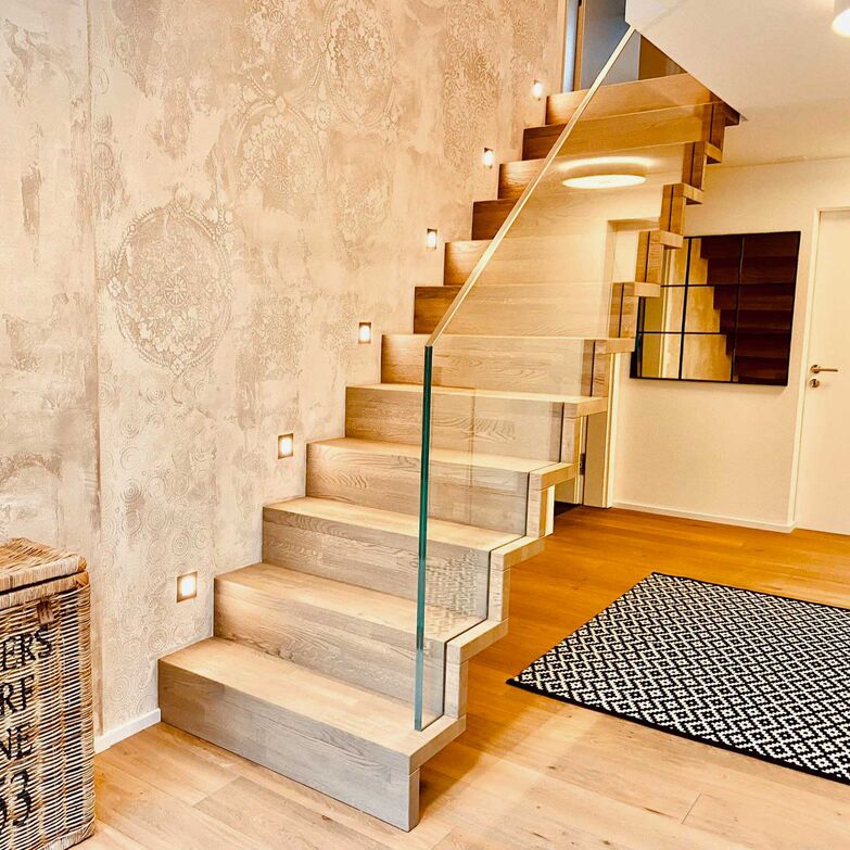 Faltwerktreppe in Eiche massiv, geölt, mit einer Glasbrüstung. Keller Treppenbau AG, www.keller-treppen.ch