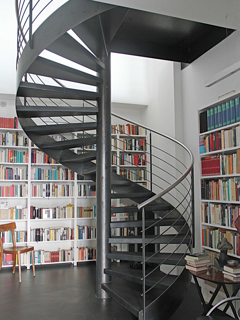 Spindeltreppe mit abgekanteten Blechstufen und Traversengeländer aus schwarzem, rohem Stahl. Handlauf in Chromnickelstahl. Ferdinand Hasler AG.