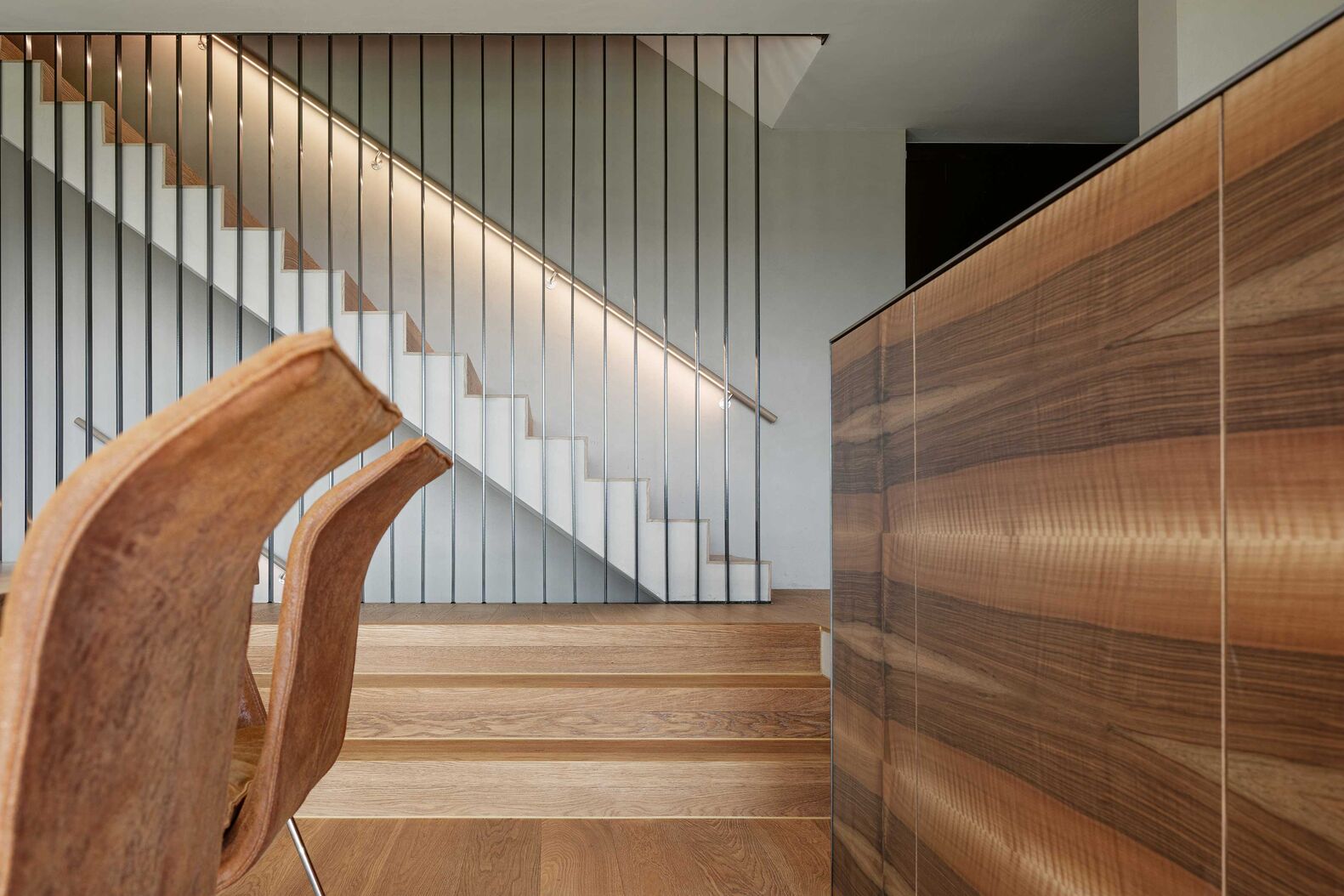 Stilsicher mit Parkett im ganzen Haus: Auf den 36 Winkelstufen wurden dieselben Landholzdielen in Eichenholz verlegt wie in den Wohnräumen. Hans Hassler AG, www.hassler.ch