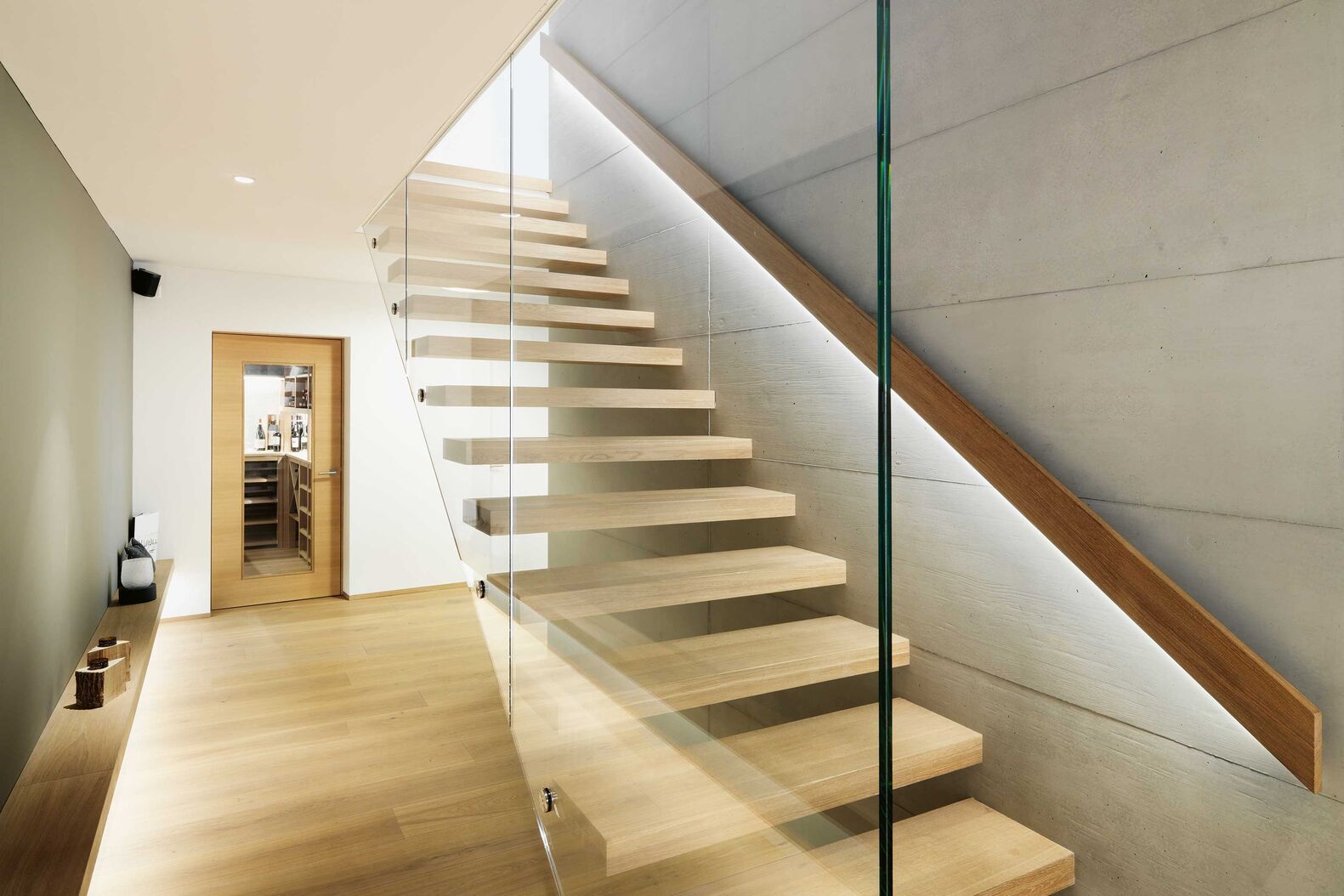 «Flying steps»: Die selbsttragend montierten Tritte scheinen im Raum zu schweben. Ambauen Treppen AG, www.ambauen.ch