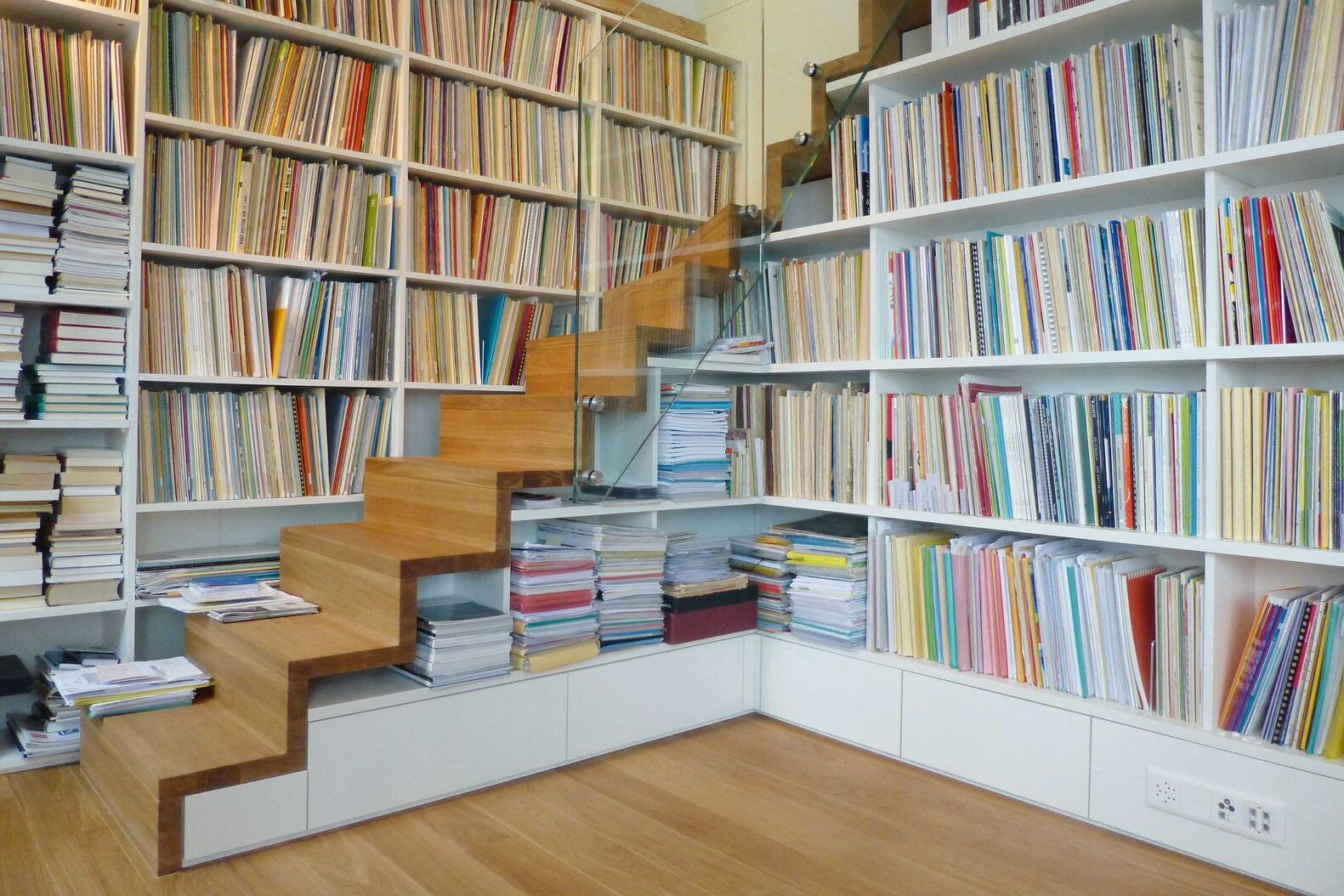 Faltwerktreppe aus Eiche mit Absturzsicherung aus Pointerglas im oberen Teil. Columbus Treppen AG, www.columbus.ch