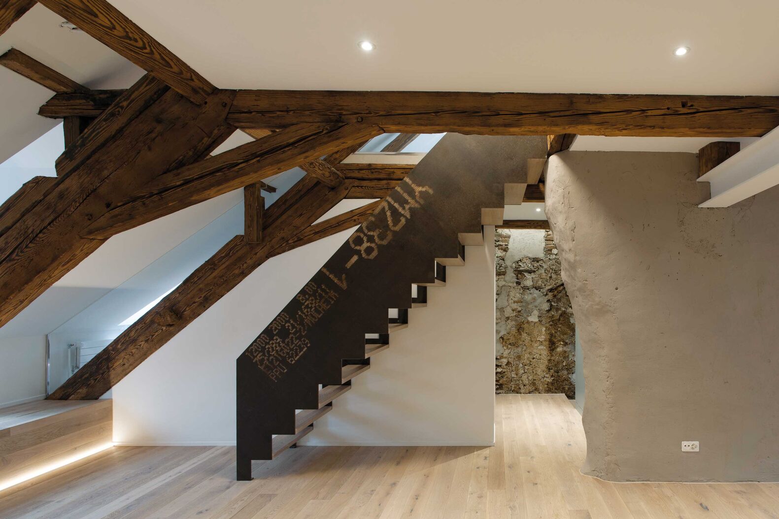 Wangentreppe aus rustikalem Stahlblech. Der markante Schriftzug macht das Objekt einzigartig. Gyger Metallbau AG, www.gygertreppen.ch