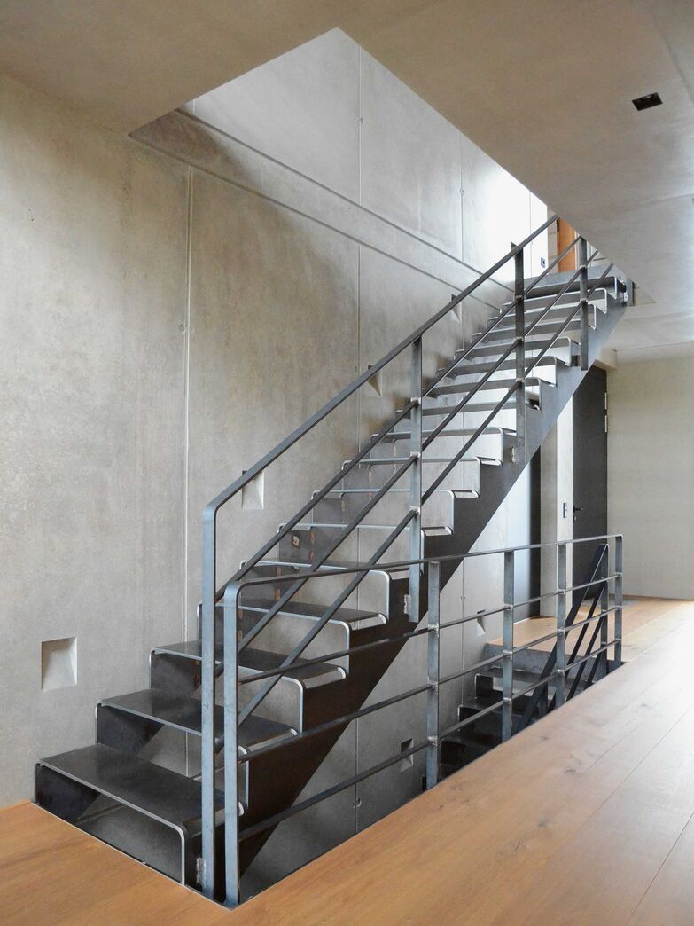 Alles am Stück: Die gradläufige Treppe «cut it» wird aus einem einzigen Stück unbehandeltem Stahl gefertigt. Spitzbart Treppen GmbH, www.spitzbart.de