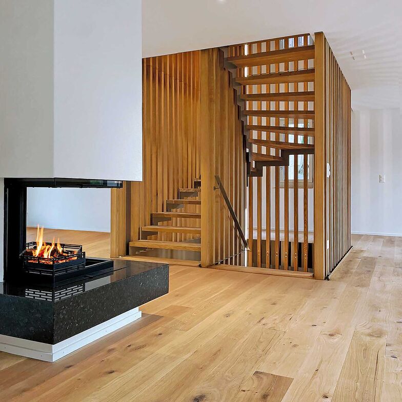 Seit über 25 Jahren ist Langegg auf den Treppenbau spezialisiert. Die Stufen dieser Treppe, Lattenwände, Boden und Decke sind aus Eiche. Die Wangen und der Handlauf aus Stahl. Langegg Treppenbau, www.langegg.ch