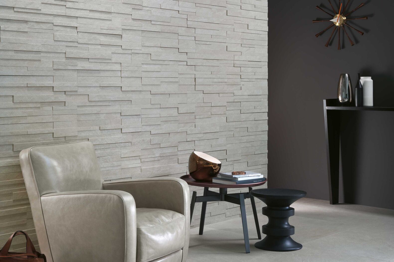 Spannender, lebhafter 3D-Look: «Nagua» rekonstruiert die changierende Wirkung, die typisch für felsiges Gestein ist, auf der Oberfläche des Feinsteinzeugs. HGC.