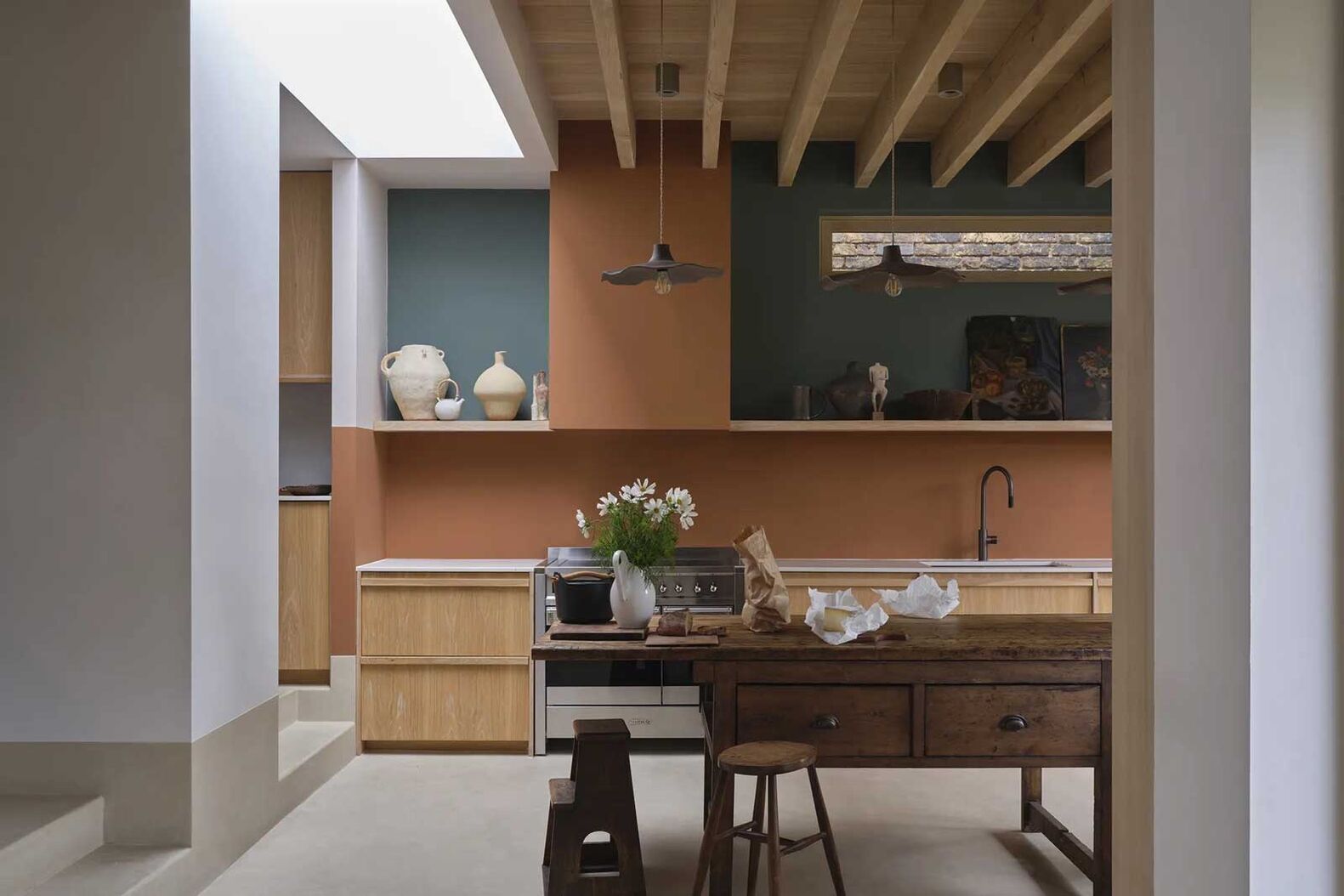 Farrow & Ball hat seine Farbpalette um zwölf Farbtöne erweitert: Sie reichen von einem dunklen Terrakotta und erdigen Grün bis hin zu einem frischen Blau und feinen Rosa. Inspiriert sind sie von Alltagsgegenständen. www.farrow-ball.com