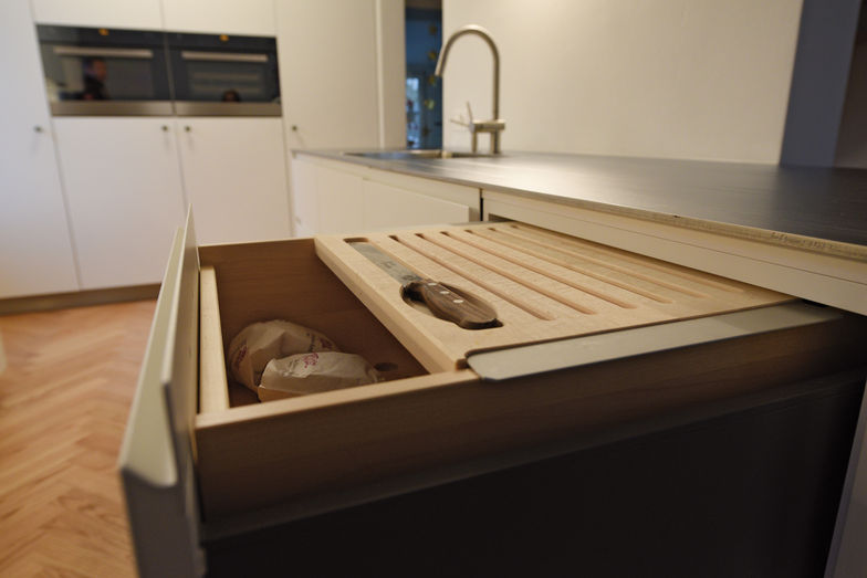 Die Brotschublade ist ein praktisches Detail in der neuen Küche.