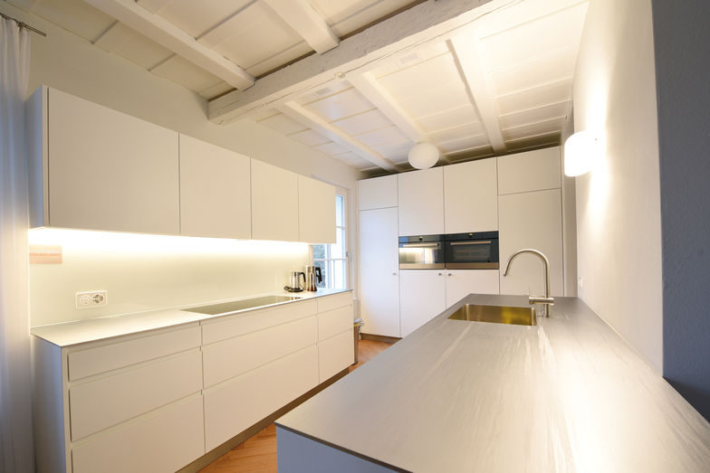 Die Küche ist optimal an die Räumlichkeiten angepasst.