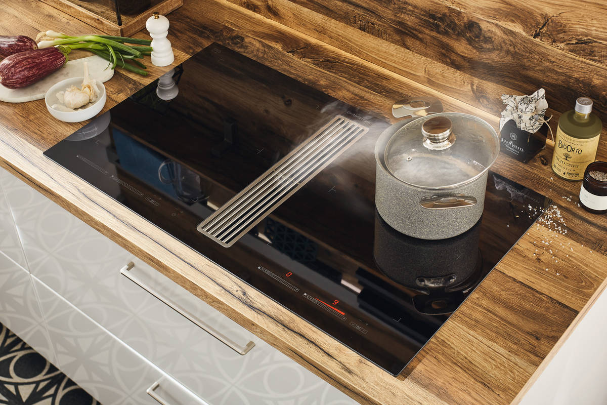 «Interia Plus» ist ein Induktionskochfeld mit integriertem Dunstabzug. Erge.