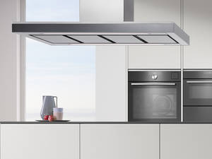 Der Abzug mit «SilentBoost»-Funktion arbeitet so leise, dass der Koch dem Tischgespräch gut folgen kann. Electrolux.