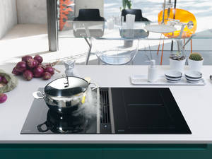 Kochfeldabzug «Mythos FMY 905» wird direkt auf dem Glas via Touchpanel mit weissen LEDs gesteuert. Franke.