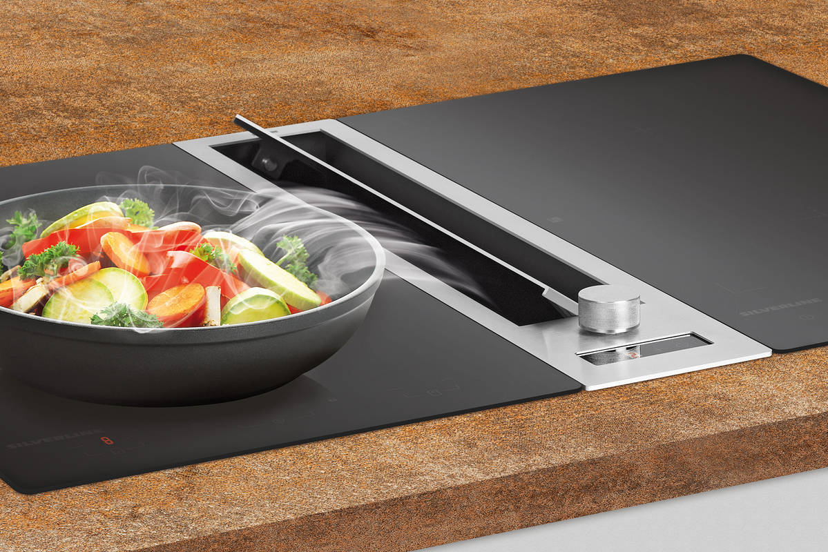 «Free-Flow» erfasst Gerüche dort, wo sie entstehen. Der Aktivkohlefilter kann im Backofen regeneriert werden. Silverline.