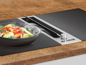 «Free-Flow» erfasst Gerüche dort, wo sie entstehen. Der Aktivkohlefilter kann im Backofen regeneriert werden. Silverline.