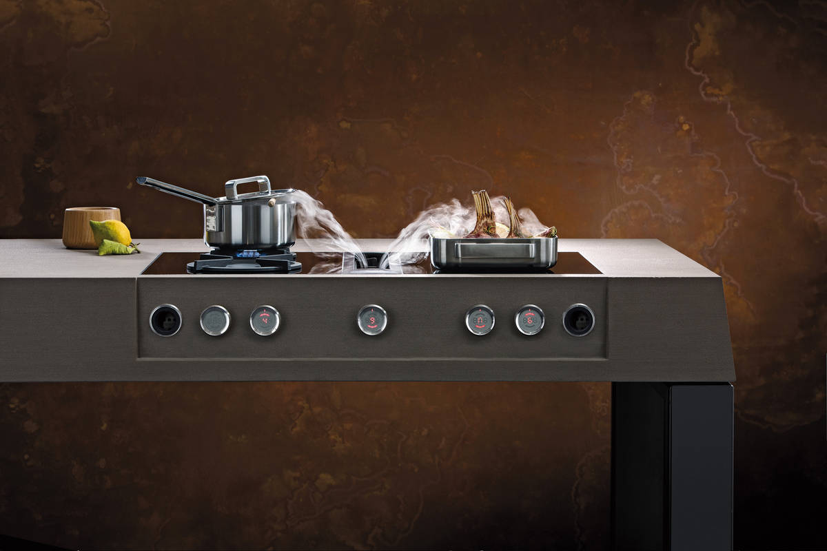 Wird der Abzug «Bora Professional 2.0» eingeschaltet, öffnet sich die Lüftungsklappe automatisch. Die Leistung von Kochfeld und Abzug kann ebenfalls gekoppelt werden, die Edelstahlkomponenten sind schnell gereinigt. Merial.