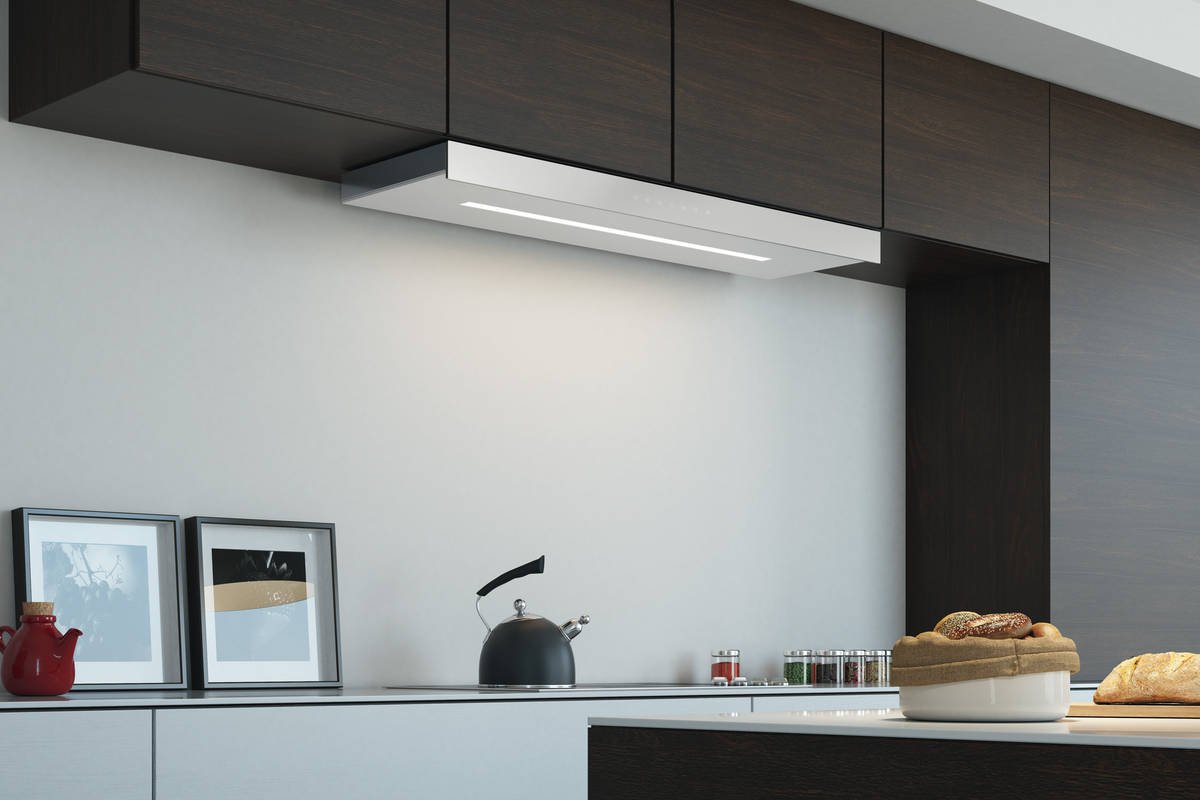 «Mythos» ist aus Edelstahl, mit schwarzer oder weisser Glasfront. Bei ausgeschalteter Lüftung sind die im Glas integrierten Bedienelemente unsichtbar. Franke.