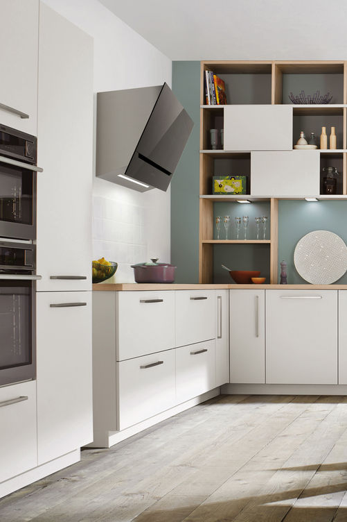 Die schwarze Frontscheibe ist geteilt, der Dunst wird durch den Spalt abgesaugt. Neben dem Lüftungsschacht befinden sich Fächer mit LED-Beleuchtung. «Dever», Erge.