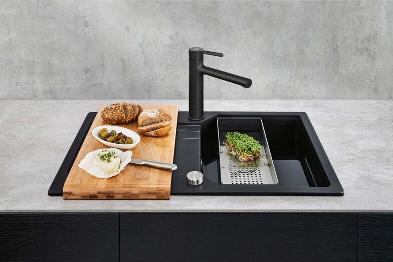 Armatur «Centro» in mattem Schwarz, der aktuellen Trendfarbe in der Küche.