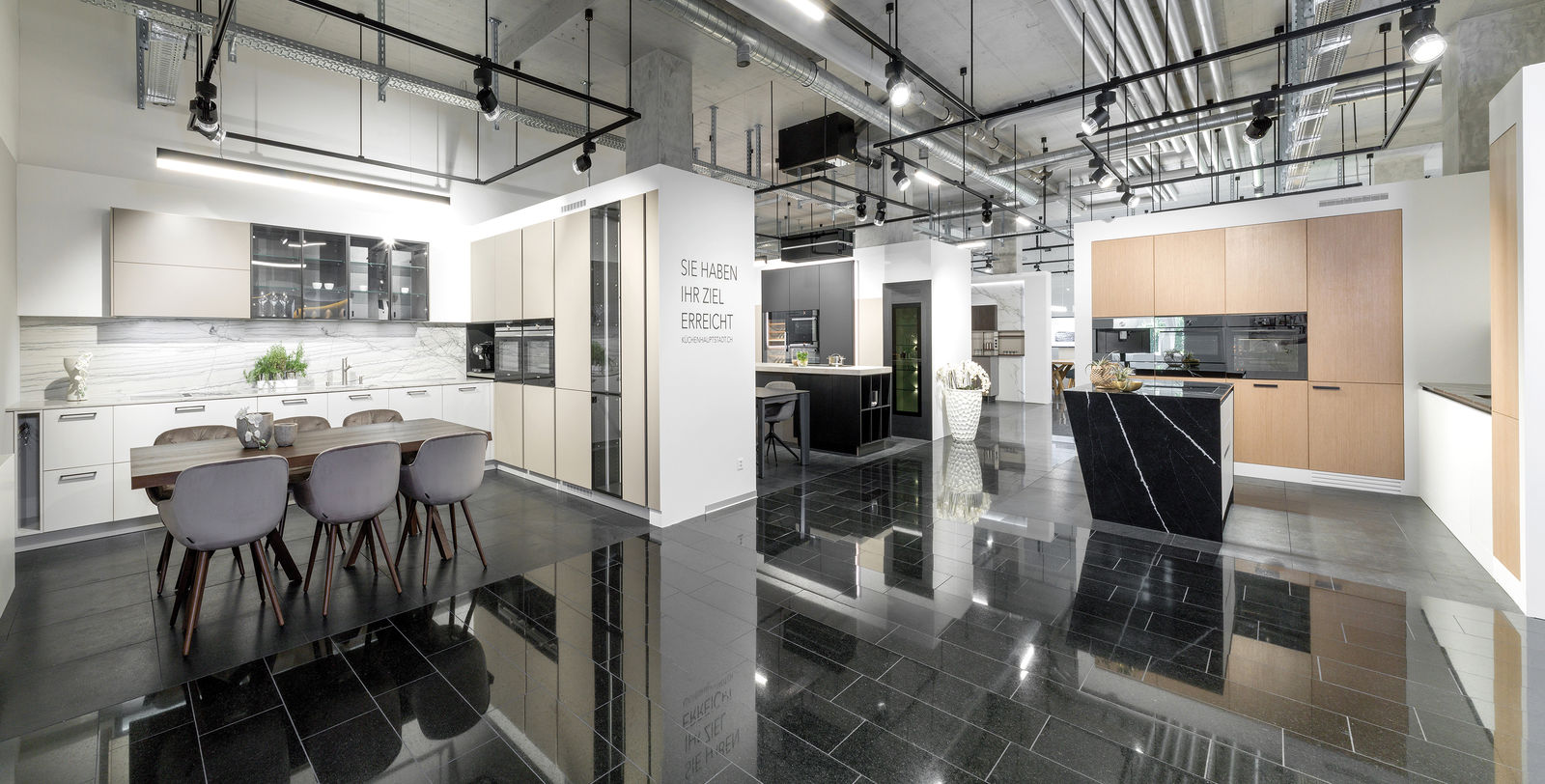 Einblick in die neue Küchenausstellung in Sirnach/TG.