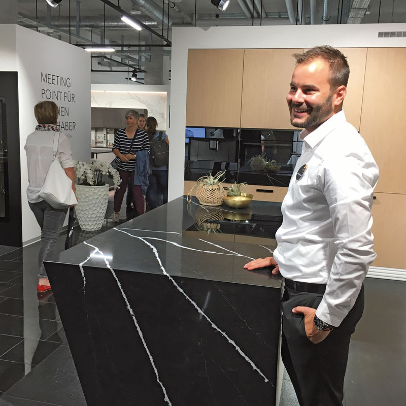 Marketingleiter Manuel Marzorati gefallen die Natursteine besonders gut.