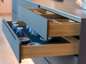 Mit dem Kontrast zwischen der Front und den Seiten der Schubladen lassen sich kleine Hingucker in die Küchenorganisation integrieren. Die eingebauten Unterteilungen aus demselben Holz zeigen die Wertigkeit und Qualität. So sind keine improvisierten Lösungen oder unpassende Einschübe mehr notwendig. Herzog Küchen AG.
