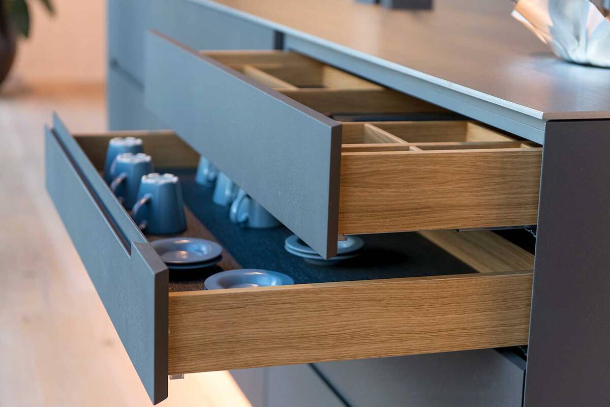 Mit dem Kontrast zwischen der Front und den Seiten der Schubladen lassen sich kleine Hingucker in die Küchenorganisation integrieren. Die eingebauten Unterteilungen aus demselben Holz zeigen die Wertigkeit und Qualität. So sind keine improvisierten Lösungen oder unpassende Einschübe mehr notwendig. Herzog Küchen AG.