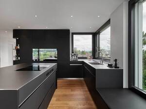 Ein Kontrast kann auch durch die Kombination aus matten «Damastfronten» in Schwarz und der Abdeckung der Kücheninsel im «Ice-Design» erzeugt werden. Dieses Zusammenspiel aus metallischem Glanz und mattem Schwarz bringt ein zeitloses Design in die Küche. Brunner Küchen AG.