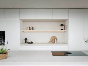 Alles hell zu halten, darf auf keinen Fall mit «klinisch» oder «langweilig » gleichgesetzt werden. In dieser Küche wurden mattweisse Fronten mit der hellen Keramikabdeckung «Inalco Pacific Blanco» kombiniert. Obwohl beide Töne hell sind, lässt sich eine subtile Spannung erzeugen. Akzente werden durch die Geräte gesetzt. Veriset AG.