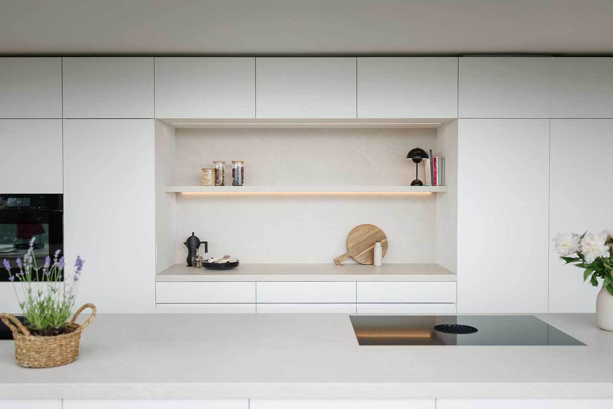 Alles hell zu halten, darf auf keinen Fall mit «klinisch» oder «langweilig » gleichgesetzt werden. In dieser Küche wurden mattweisse Fronten mit der hellen Keramikabdeckung «Inalco Pacific Blanco» kombiniert. Obwohl beide Töne hell sind, lässt sich eine subtile Spannung erzeugen. Akzente werden durch die Geräte gesetzt. Veriset AG.