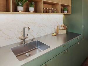 Eine Küche darf nicht nur auf ihr Aussehen reduziert werden. Der Ablauf sollte gut durchdacht sein, damit der Alltag reibungslos funktioniert und alles möglichst mühelos sauber bleibt. Suter Inox bietet nun Erweiterungen für die Ab- und Überlauftechnik an. Die Ventilausführung «Tipo Desino» verfügt über eine integrierte manuelle Bedienung, die per Fingertipp funktioniert. Suter Inox AG.