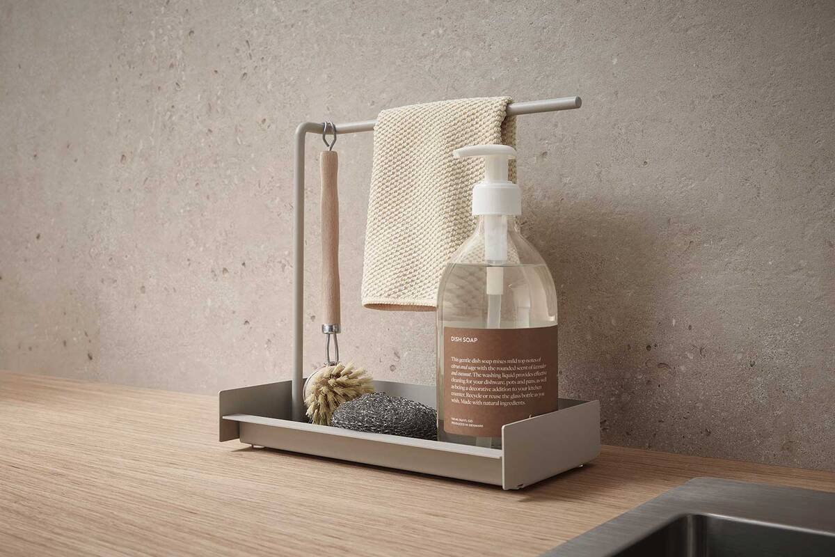 Die Realität in einer Küche sieht oft anders aus als im Katalog. Die Produktlinie «Piuro» umfasst verschiedene Küchen-Organizer, die helfen können. Unter anderem «Piuro Sink», der Spülutensilien und Küchenlappen einen festen Platz gibt. Vorbei sind die Zeiten, in denen ein feuchter Lumpen über Ihren Armaturen hängt. Peka-Metall AG.