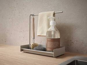 Die Realität in einer Küche sieht oft anders aus als im Katalog. Die Produktlinie «Piuro» umfasst verschiedene Küchen-Organizer, die helfen können. Unter anderem «Piuro Sink», der Spülutensilien und Küchenlappen einen festen Platz gibt. Vorbei sind die Zeiten, in denen ein feuchter Lumpen über Ihren Armaturen hängt. Peka-Metall AG.