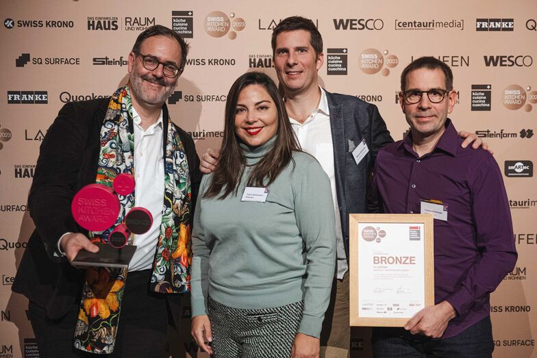 Preisübergabe an die Büro Hindermann GmbH und Erich Zellweger AG für die «Schönste Küche», Bronze, Publikum-Voting.